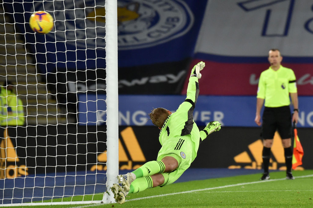Delapan menit kemudian The Cottagers menggandakan keunggulan lewat eksekusi penalti Ivan Cavaleiro. Hadiah penalti diberikan wasit setelah Harrison Reed dilanggar Christian Fuchs. Skor 0-2 bertahan hingga jeda.