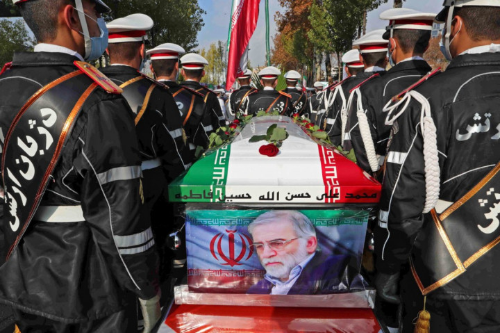 Iran menggelar upacara pemakaman untuk ilmuwan nuklir yang tewas terbunuh, Mohsen Fakhrizadeh-Mahabadi, Senin, 30 November 2020. Para pejabat tinggi, termasuk Menteri Pertahanan Jenderal Amir Hatami, menghadiri upacara tersebut, duduk terpisah satu sama lain dan mengenakan masker karena pandemi virus korona.