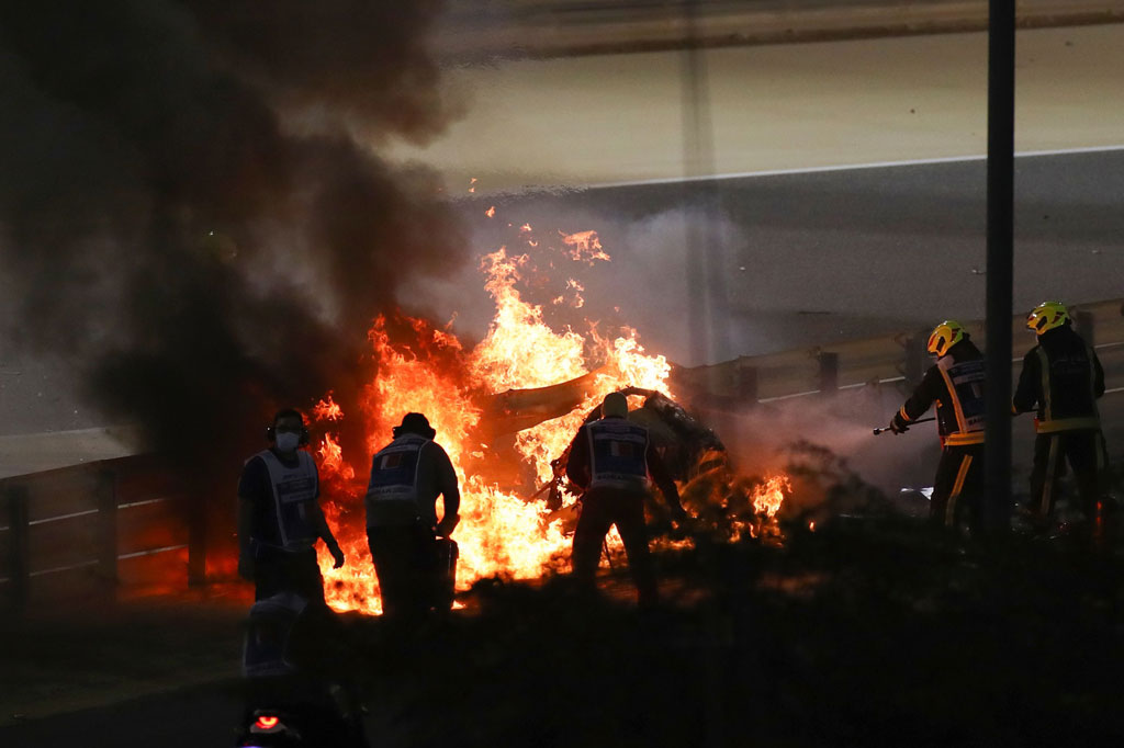 Pembalap Prancis Romain Grosjean lolos dari kecelakaan maut yang menyebabkan mobilnya terbelah dua dan terbakar di lap pembuka Grand Prix Bahrain pada Minggu.