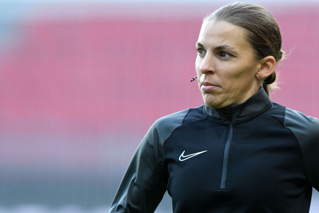Stephanie Frappart asal Prancis bakal menjadi wasit wanita pertama yang memimpin pertandingan Liga Champions putra saat Juventus menjamu Dynamo Kiev pada Rabu, 2 Desember 2020.