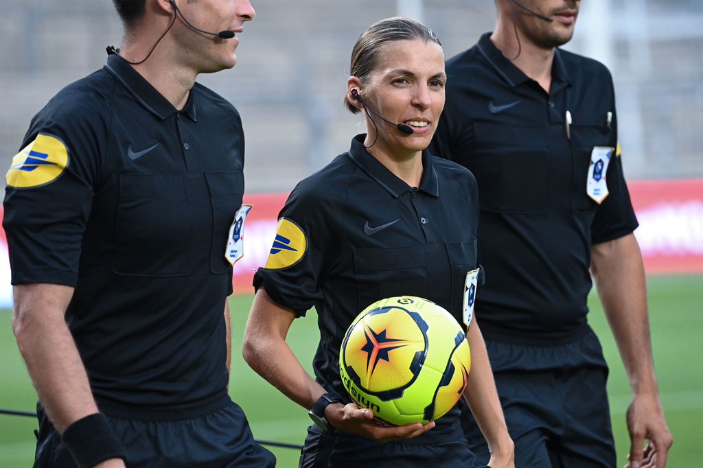 Frappart, yang akan berusia 37 tahun bulan depan, merupakan wasit wanita pertama yang memimpin pertandingan besar kompetisi UEFA ketika Liverpool melawan Chelsea di Piala Super di Istanbul tahun lalu.