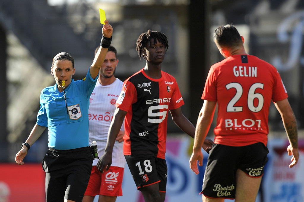 Frappart, yang mulai menjadi wasit pada usia 13 tahun, adalah wasit wanita pertama di divisi dua Prancis pada 2014, naik ke Ligue 1 putra lima tahun kemudian.