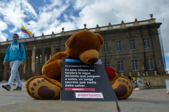 Boneka lucu diletakkan di alun-alun Bolivar, Bogota, dalam aksi menentang pelecehan anak.
