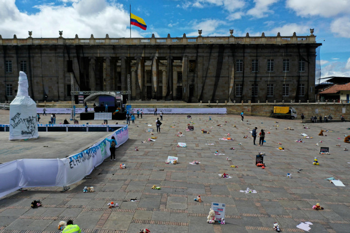Foto udara hamparan mainan yang ditempatkan di alun-alun Bolivar selama demonstrasi menentang pelecehan anak di Bogota, Kolombia.
