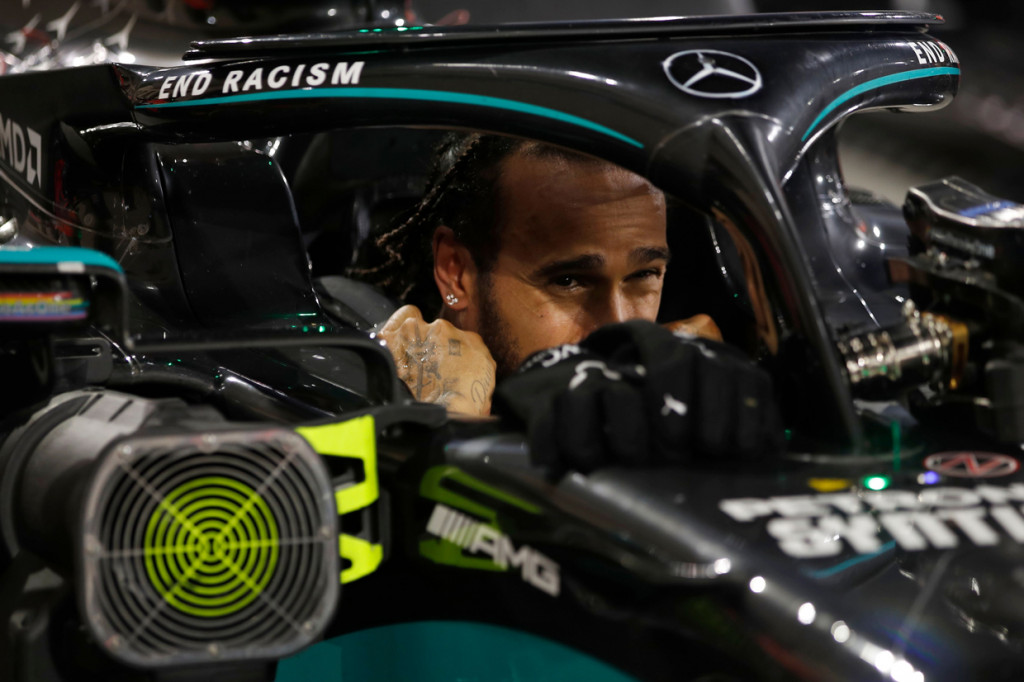 Juara dunia Formula 1 2020 Lewis Hamilton dinyatakan positif terinfeksi virus korona (Covid-19), Selasa, 1 Desember 2020. Hamilton positif Covid-19 usai jadi juara F1 GP Bahrain.