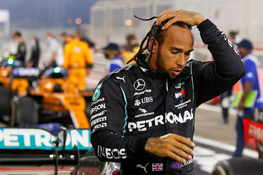 Namun, Hamilton merasa tidak enak badan pada Senin, 30 November 2020, pagi dengan gejala ringan. Dia kemudian mendapat informasi bahwa seseorang yang sempat kontak dengannya sebelum tiba di Bahrain dinyatakan positif Covid-19. Hamilton kemudian menjalani tes lanjutan dan dinyatakan positif.
