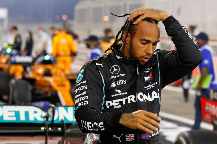 Namun, Hamilton merasa tidak enak badan pada Senin, 30 November 2020, pagi dengan gejala ringan. Dia kemudian mendapat informasi bahwa seseorang yang sempat kontak dengannya sebelum tiba di Bahrain dinyatakan positif Covid-19. Hamilton kemudian menjalani tes lanjutan dan dinyatakan positif.
