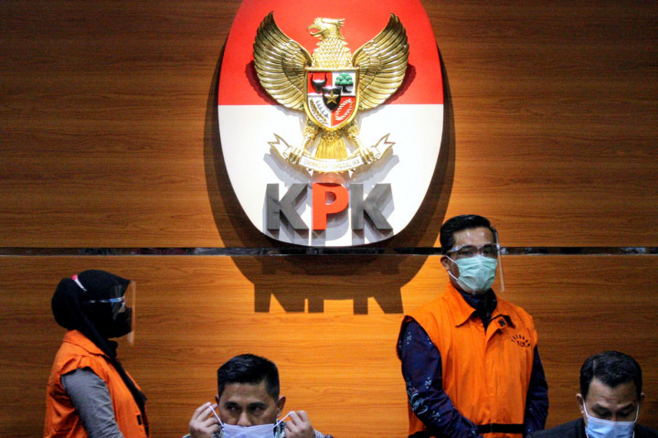 Dua tersangka yang ditahan adalah Leni Marlena dan Juli Amar Ma'ruf. Ketika korupsi itu terjadi, Leni menjabat Ketua Unit Layanan Pengadaan Bakamla, sedangkan Juli Amar Ma'ruf adalah Koordinator Unit Layanan Pengadaan Bakamla.