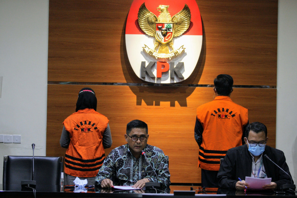 Deputi Penindakan KPK Karyoto mengatakan, Leni dan Juli akan ditahan untuk 20 hari pertama terhitung mulai hari ini sampai dengan 20 Desember 2020 mendatang.
