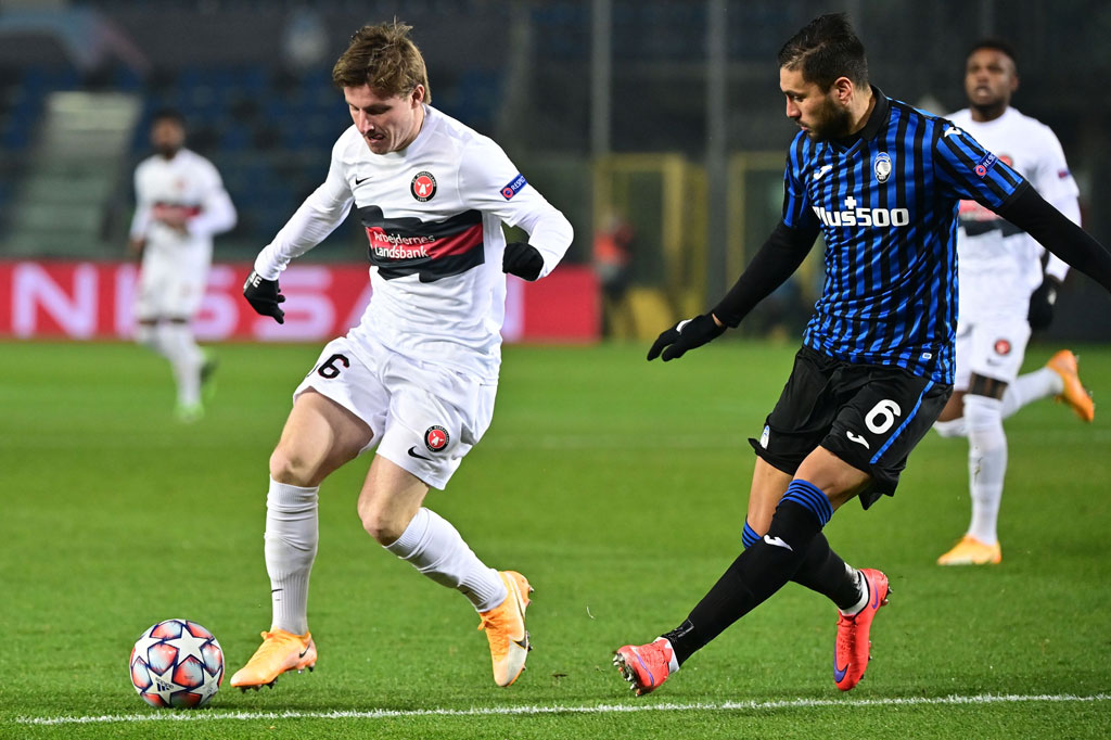 Meski Midtjylland sudah dipastikan tak lolos ke babak 16 besar, mereka seolah tak ingin hanya sebatas menjadi tim pelengkap penderita di Grup D. Sejak awal laga, klub asal Denmark tersebut langsung tampil menekan.