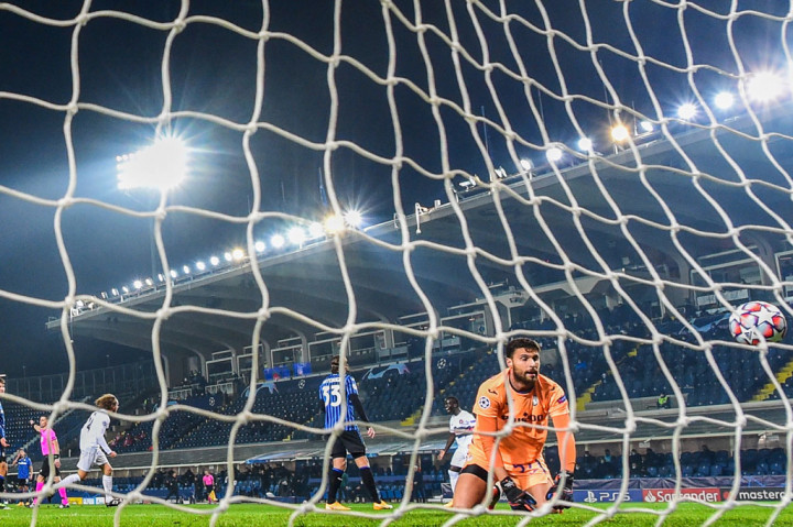 Hasilnya tim tamu berhasil menjebol gawang tuan rumah pada menit ke-13. Berawal dari kecerdikan penyerang Sory Kaba yang menjadi pemantul bola bagi Alexandre Scholz. Bek jangkung itu langsung melepaskan sepakan keras dari luar kotak penalti yang tak bisa ditepis Sportiello.