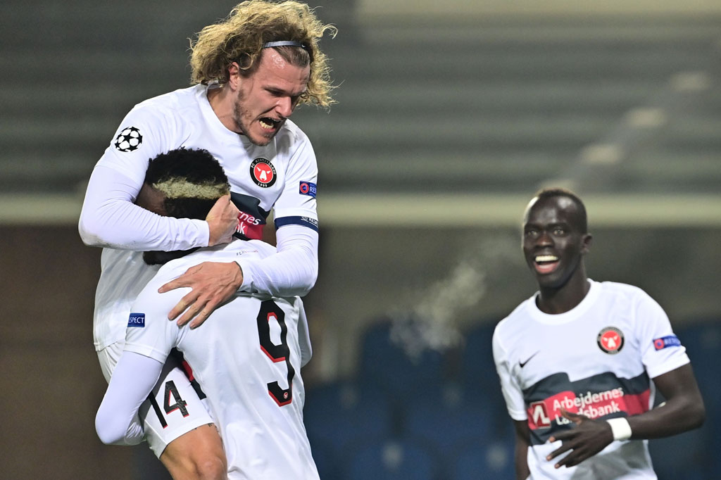 Alexandre Scholz melakukan selebrasi bersama rekan-rekan setimnya usai menjebol gawang  tuan rumah.