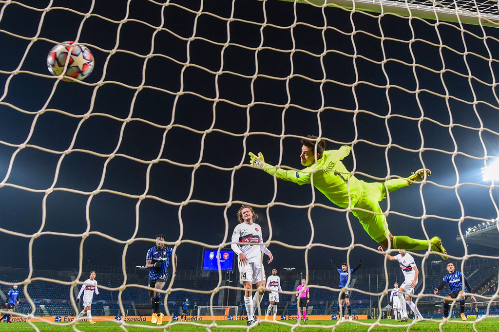 Cristian Romero akhirnya memaksa kedudukan kembali imbang 1-1 pada menit ke-79. Berawal dari umpan silang Hans Hateboer di sisi kanan, Cristian Romero yang maju hingga garis pertahanan Midtjylland sukses melepaskan sundulan.