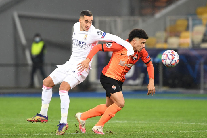 Real kembali mengancam pada awal babak kedua. Bola kiriman Benzema disambut sundulan oleh Nacho, sayang masih melambung. Shakhtar kemudian mendapat peluang melalui Taison yang mampu melewati Varane sebelum melepaskan sepakan. Beruntung bola masih dapat ditahan Thibuat Courtois. 