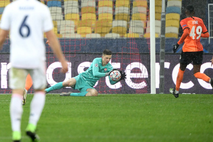 Sang kiper juga tampil gemilang saat mencegah peluang Marco Asensio. Tidak ada gol yang tercipta di babak pertama.