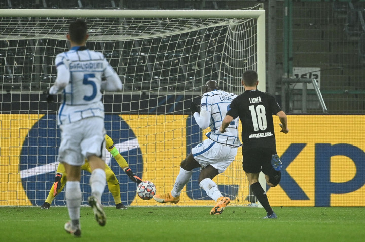 Lukaku kemudian mengukir gol keduanya pada menit ke-73. Diawali pergerakan Alexis Sanchez yang mengirimkan bola kepada Achraf Hakimi, pemain Maroko itu lantas berlari sprint di sisi kanan dan menyodorkan bola kepada Lukaku, dan kemudian dengan mudah mengonversinya menjadi gol. Skor menjadi 1-3.