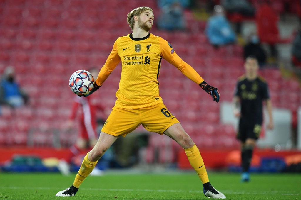 Liverpool kembali tampil pincang. Kali ini, Alisson Becker harus menepi akibat cedera hamstring kala melawan Brighton & Hove Albion di kompetisi domestik. Klopp mempercayakan gawangnya kepada pemain muda Caoimhin Kelleher.    