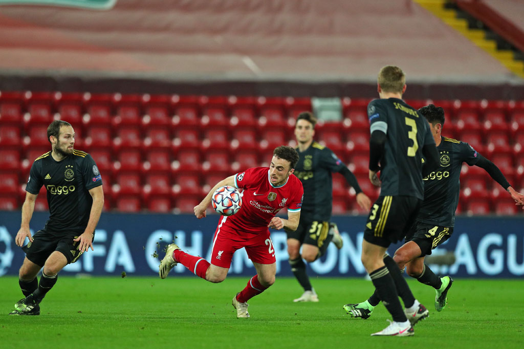 The Reds langsung tampil agresif sejak awal laga. Satu peluang berbahaya tercipta melalui kaki Diogo Jota. Sayang sepakan dari luar kotak penalti masih membentur mistar gawang Andre Onana.  Sementara Ajax bermain lebih sabar. Mereka banyak menunggu hingga ada pemain Liverpool yang membuat kesalahan untuk melancarkan serangan balik cepat melalui kedua sayapnya.  