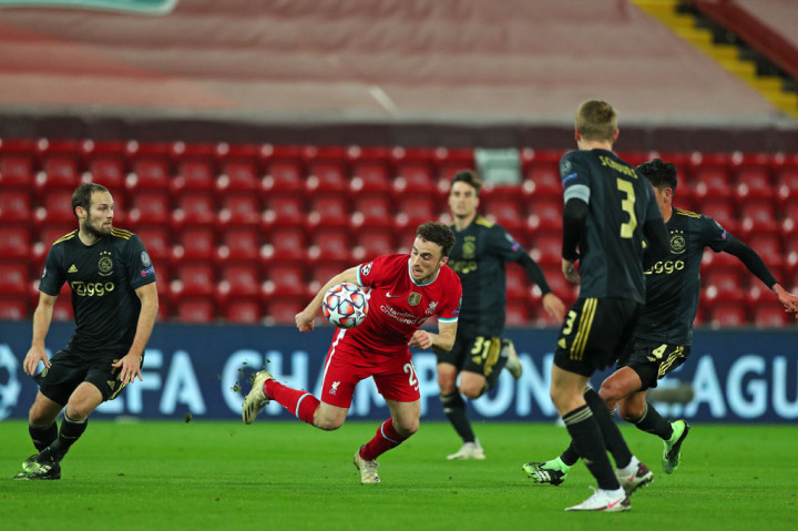 The Reds langsung tampil agresif sejak awal laga. Satu peluang berbahaya tercipta melalui kaki Diogo Jota. Sayang sepakan dari luar kotak penalti masih membentur mistar gawang Andre Onana.  Sementara Ajax bermain lebih sabar. Mereka banyak menunggu hingga ada pemain Liverpool yang membuat kesalahan untuk melancarkan serangan balik cepat melalui kedua sayapnya.  