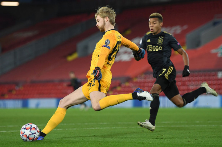 Kelleher mendapat ujian pertamanya saat harus menyelamatkan bola hasil sundulan Davy Klaanssen, meskipun gelandang Ajax tersebut telah terjebak offside.  