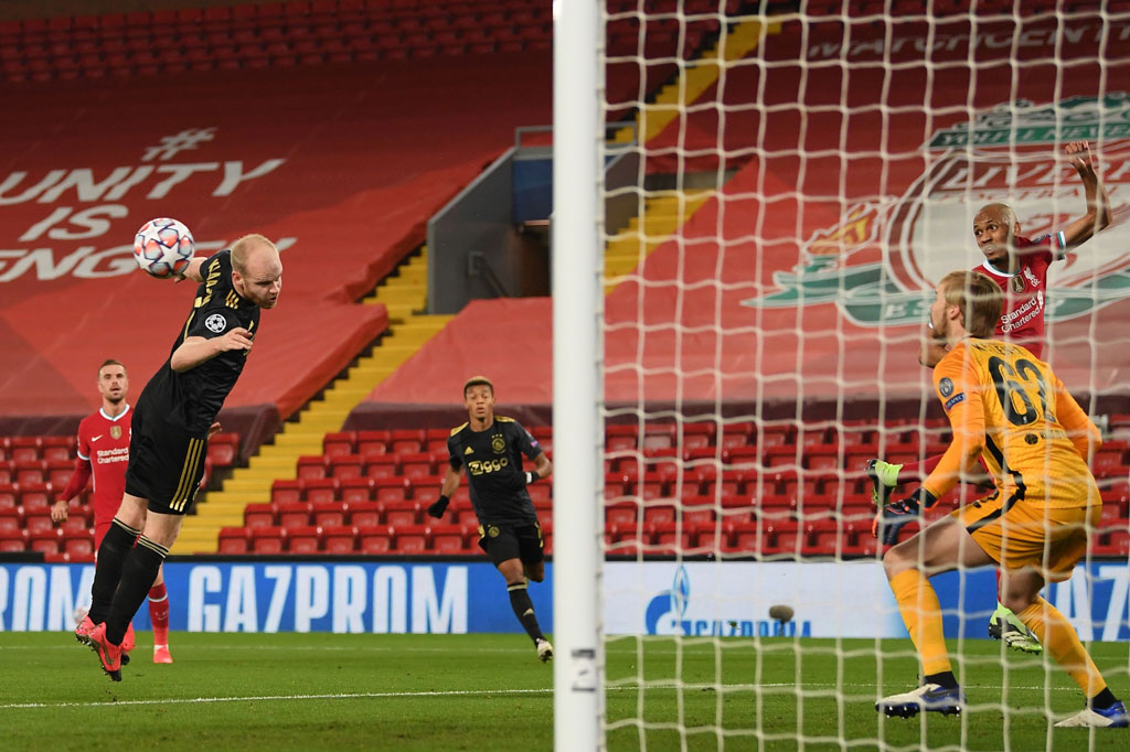 Empat menit babak kedua berjalan Davy Klaanssen kembali mengancam gawang Kelleher. Menerima umpan silang di sisi kiri, sundulannya masih menyamping tipis. Ajax kembali mengalami nasib sial kala sepakan rebound David Neres hanya membentur mistar gawang Liverpool.