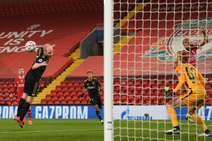 Empat menit babak kedua berjalan Davy Klaanssen kembali mengancam gawang Kelleher. Menerima umpan silang di sisi kiri, sundulannya masih menyamping tipis. Ajax kembali mengalami nasib sial kala sepakan rebound David Neres hanya membentur mistar gawang Liverpool.