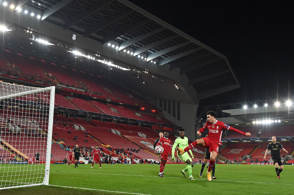 Terus tertekan, Liverpool justru mampu memecah kebuntuan lewat gol yang dibukukan Curtis Jones pada menit 58. Umpan silang Neco Williams gagal diantisipasi Onana, dan bola jatuh di kaki Jones. Pemain muda tersebut kemudian dengan mudah menceploskan bola ke gawang tim tamu. 