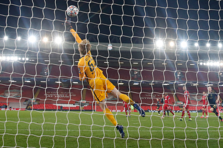Kelleher lagi-lagi bermain cemerlang dan mampu membayar kepercayaan Klopp. Sundulan Klaas Jan Huntelaar tepat di depan mulut gawang masih bisa ditepis pemain muda tersebut. 