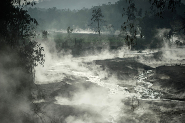 Lahar panas erupsi Gunung Semeru menyelimuti kawasan Besuk Kobokan, Pronojiwo, Lumajang, Jawa Timur.
