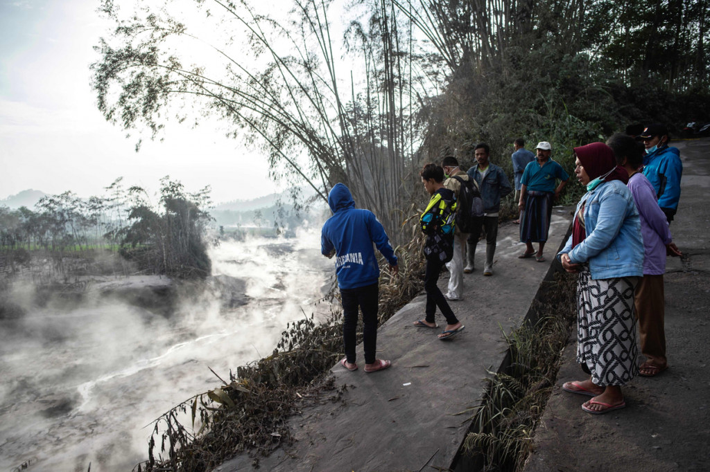 Banjir lahar panas Gunung Semeru tersebut mengakibatkan terputusnya akses jalan antarkecamatan di Lumajang serta sejumlah truk dan alat berat penambang pasir terkubur material lahar panas. 
