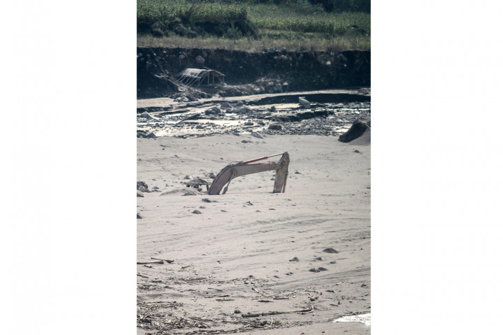 Alat berat yang terkubur akibat lahar panas erupsi Gunung Semeru di kawasan Besuk Kobokan, Pronojiwo, Lumajang, Jawa Timur.