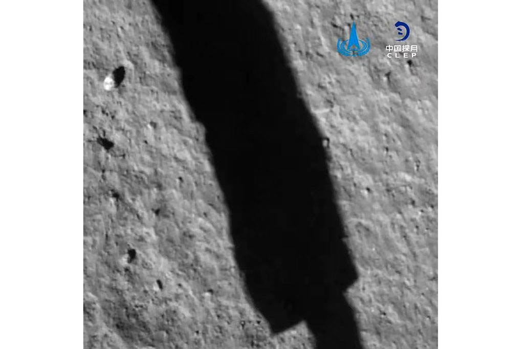 Pesawat luar angkasa Tiongkok Chang'e-5 selama proses pendaratannya di Bulan pada Selasa, 1 Desember 2020. Misin tersebut adalah dalam upaya untuk membawa kembali sampel batuan dan tanah dari bulan.