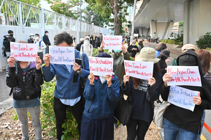 Pendukung pro-demokrasi menunjukkan dukungan untuk aktivis Joshua Wong, Agnes Chow, dan Ivan Lam. AFP Photo/Peter Parks