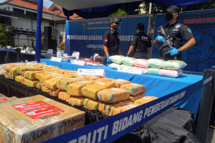 Petugas berjaga disamping barang bukti narkoba di gedung BNN, Jakarta.
