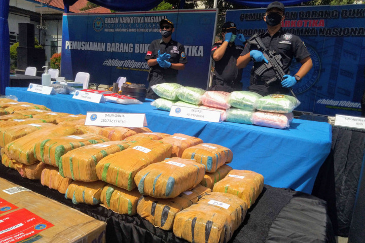BNN memusnahan barang bukti hasil tindak pidana narkotika sebanyak 8 kasus narkotika dengan total seberat 1,5 ton barang bukti yang dimusnahkan, terdiri dari 2.535,12 Gram Sabu dan 150.732,19 Gram Daun Ganja, 56,56 Gram Biji Ganja, 49.950 Butir Ekstasi.