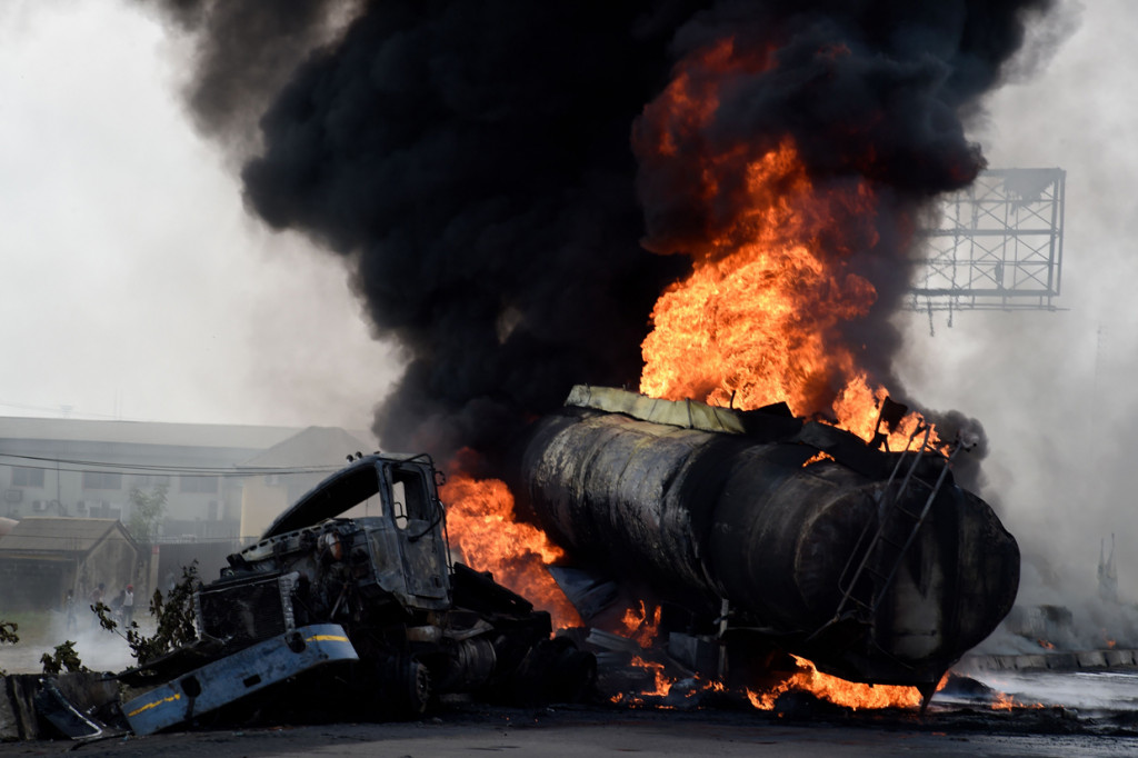 Sebuah kapal tanker berisi bensin terbakar setelah jatuh dan menumpahkan isinya di jalan tol Lagos-Ibadan, di Magboro, Negara Bagian  Ogun.