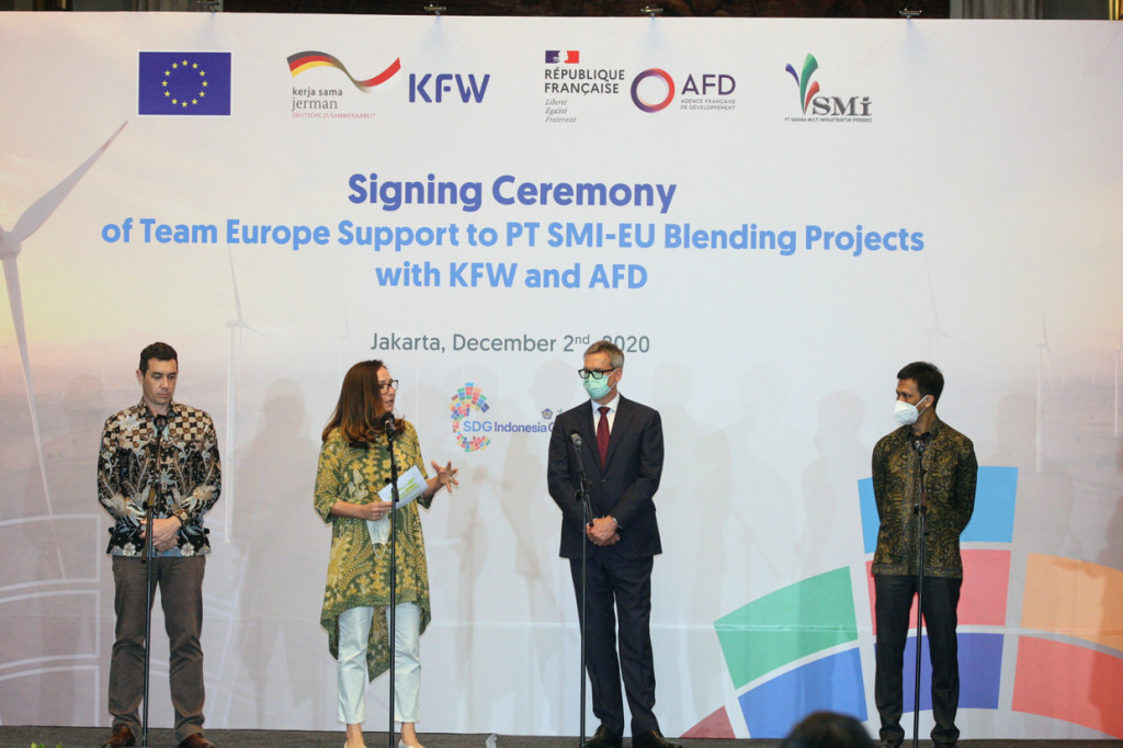 Dari kanan President Director PT SMI Edwin Syahruzad bersama Dubes UU Ni Eropa untuk Indonesia Vincent Picket, Direktur Kreditanstalt für Wiederaufbau Bankengruppe (KfW) Indonesia Angela Tormin, dan Country Director AFD Indonesia Emmanuel Baudran, usai menandatangani perjanjian kerjasama di Jakarta.