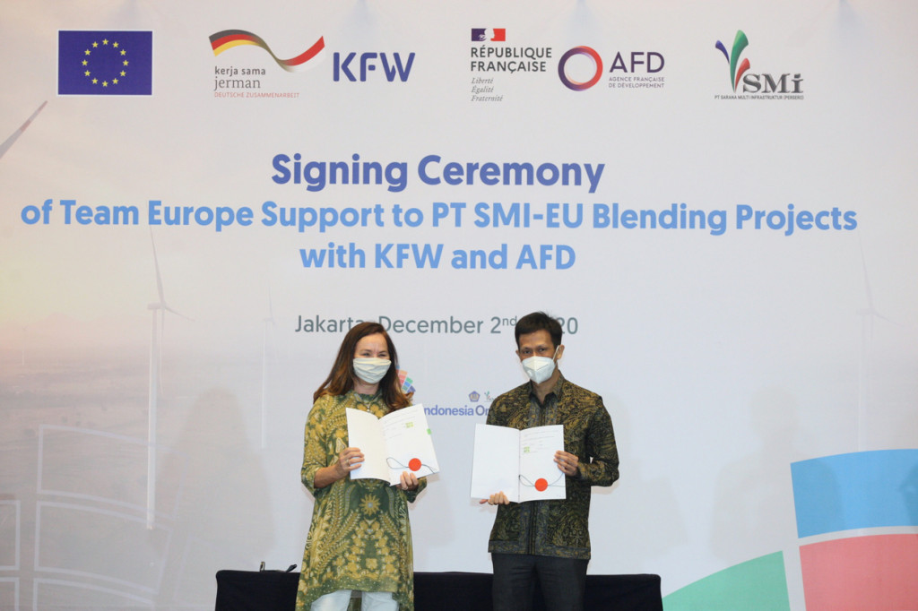 Dana hibah dari Uni Eropa ini diberikan kepada PT SMI melalui platform SDG Indonesia One (SIO) yaitu platform yang dibentuk untuk memfasilitasi dukungan dari para mitra strategis, multilateral, dan filantropi untuk disalurkan kepada proyek-proyek infrastruktur berwawasan lingkungan.