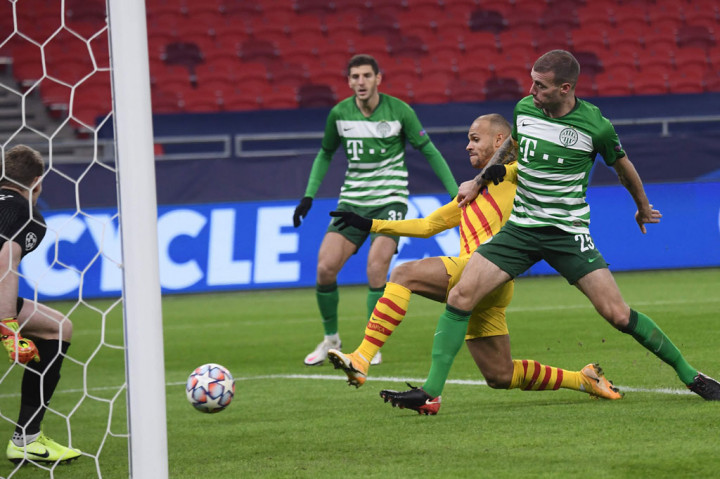 Di awal babak pertama tim tamu sudah merepotkan barisan pertahanan tuan rumah. Percobaan tembakan Martin Braithwaite dari jarak dekat nyaris berbuah gol.
