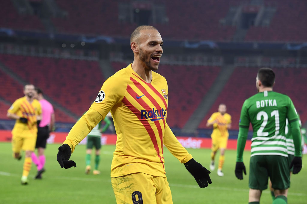 Braithwaite melakukan selebrasai usai menjebol gawang tuan rumah.