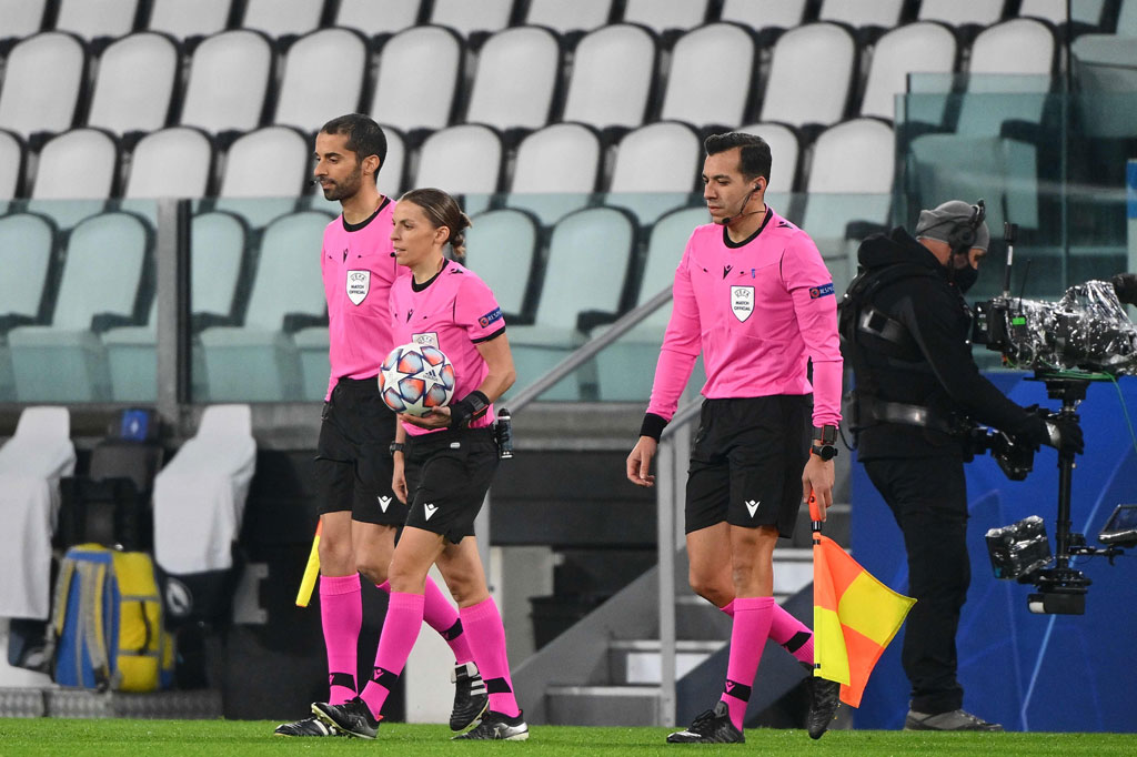 Laga Juventus kontra Dynamo Kiev dipimpin wasit perempuan Stephanie Frappart. Ini kali pertama laga Liga Champions dipimpin oleh seorang wasit perempuan. 