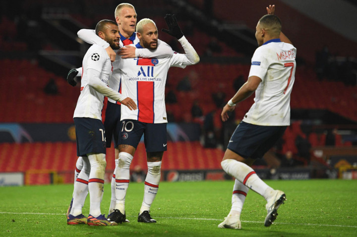 PSG langsung menampilkan permainan menyerang dari awal laga. Baru enam menit berjalan Neymar memaksa David De Gea memungut bola lebih cepat. Berawal dari sepakan Kylian Mbappe yang diblok, bola muntah langsung diselesaikan Neymar ke sudut kiri gawang tuan rumah.