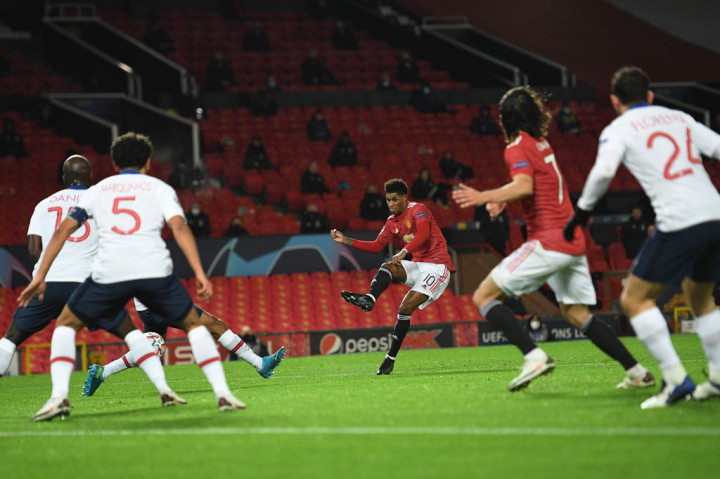 Setelah laga berjalan 15 menit, MU baru bermain terbuka dan mengurung pertahanan PSG. Serangan bergelombang MU itu berbuah hasil pada menit ke-32. Sepakan Marcus Rashford dari luar kotak penalti membentur kaki Diallo, bola kemudian berubah arah dan menggetarkan jala gawang PSG. Skor 1-1 bertahan hingga jeda.