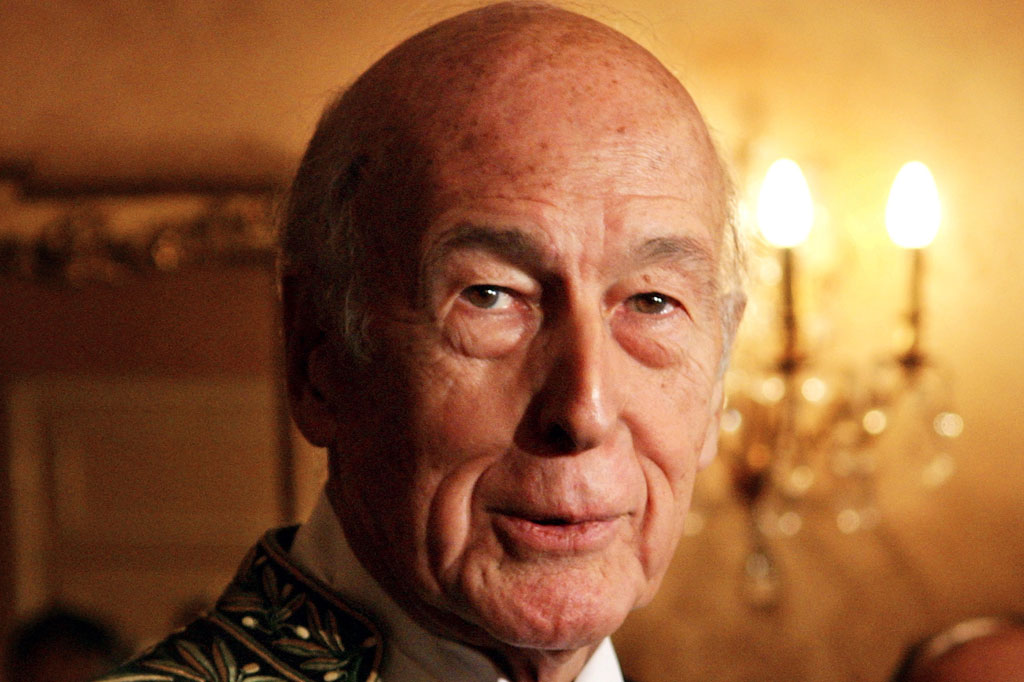 Mantan presiden Prancis Valery Giscard d'Estaing, yang memimpin negaranya ke era modern baru dan ke jalur yang sangat pro-Eropa, meninggal pada Rabu, 2 Desember 2020 malam waktu setempat, karena covid-19.