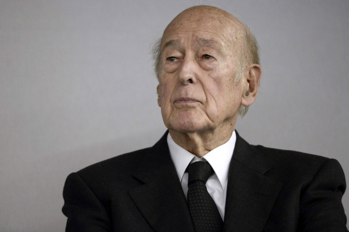 Giscard, yang beberapa kali dirawat di rumah sakit dalam beberapa bulan terakhir karena masalah jantung, meninggal dikelilingi oleh keluarganya di rumah keluarganya di wilayah Loire.