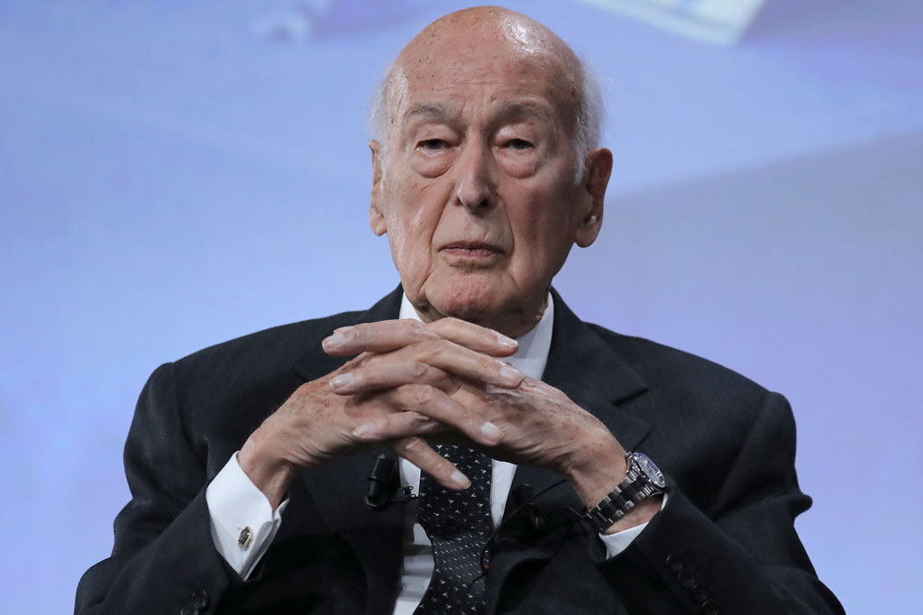 Giscard terakhir tampil di hadapan publik pada 30 September tahun lalu saat menghadiri pemakaman mantan presiden lainnya, Jacques Chirac. Chirac pernah menjadi Perdana Menteri Giscard.