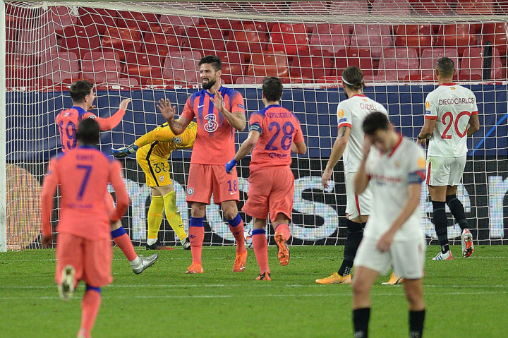 Chelsea kemudian memperoleh hadiah tendangan penalti pada menit ke-82 setelah Giroud dijatuhkan oleh Sergi Gomez di area terlarang. Penyerang gaek Prancis itu melengkapi penampilan gemilangnya dengan mengkonversi tendangan 12 pas untuk membukukan empat gol ke gawang Sevilla.