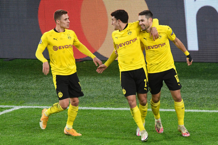 Dortmund unggul di babak pertama. Raphael Guerreiro bisa membobol gawang Roman Buerki, memanfaatkan umpan terobosan Thorgan Hazard. Skor 1-0 menutup babak pertama.