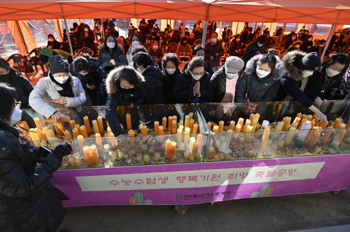 Umat ??Buddha berdoa untuk keberhasilan anak-anak mereka jelang ujian masuk perguruan tinggi di tengah pandemi virus corona di Korea Selatan. Mereka berdoa di sebuah kuil Buddha di Seoul, Korea Selatan.