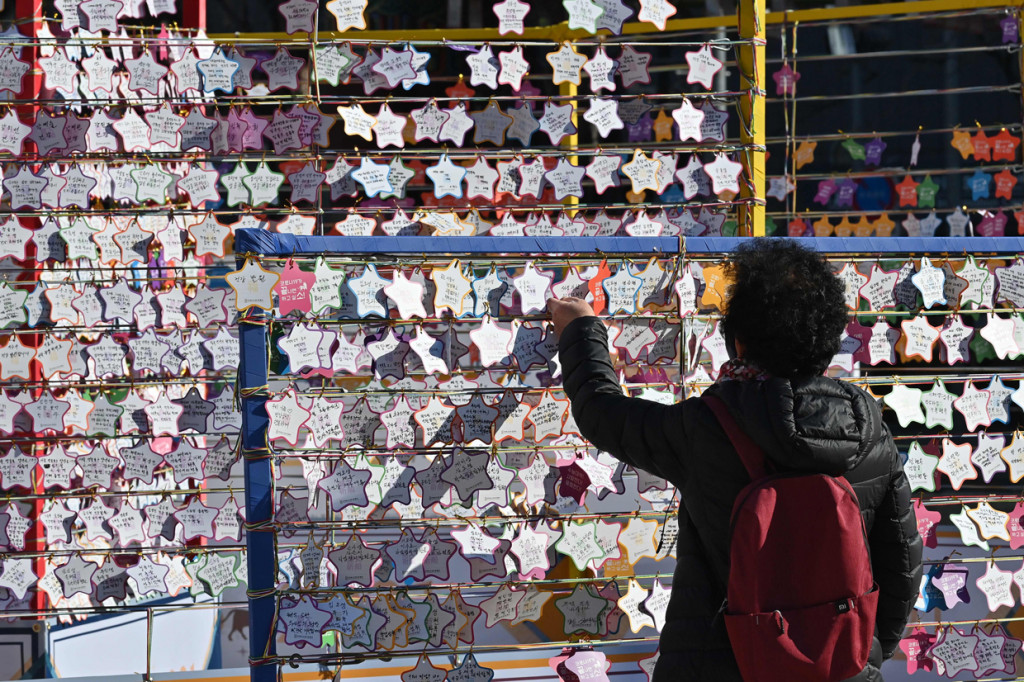 Gelar dari universitas bergengsi dipandang sebagai persyaratan minimum untuk mendapatkan salah satu pekerjaan korporat yang didambakan.